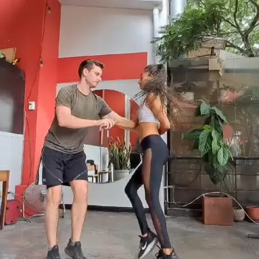 Cali baila salsa. Cali