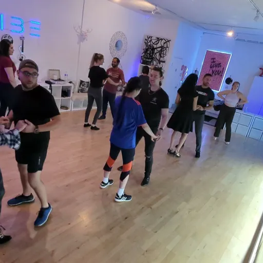 Movers and Shakers Salsa and Bachata Dance Academy. Los Ángeles