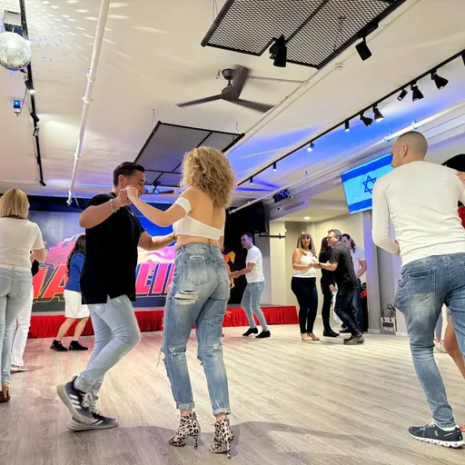 גסולינה (Gasolina latin dance ) שיעורים מסיבות ריקודים לטיניים ( סלסה בצ'אטה ועוד). Rishon Lezion
