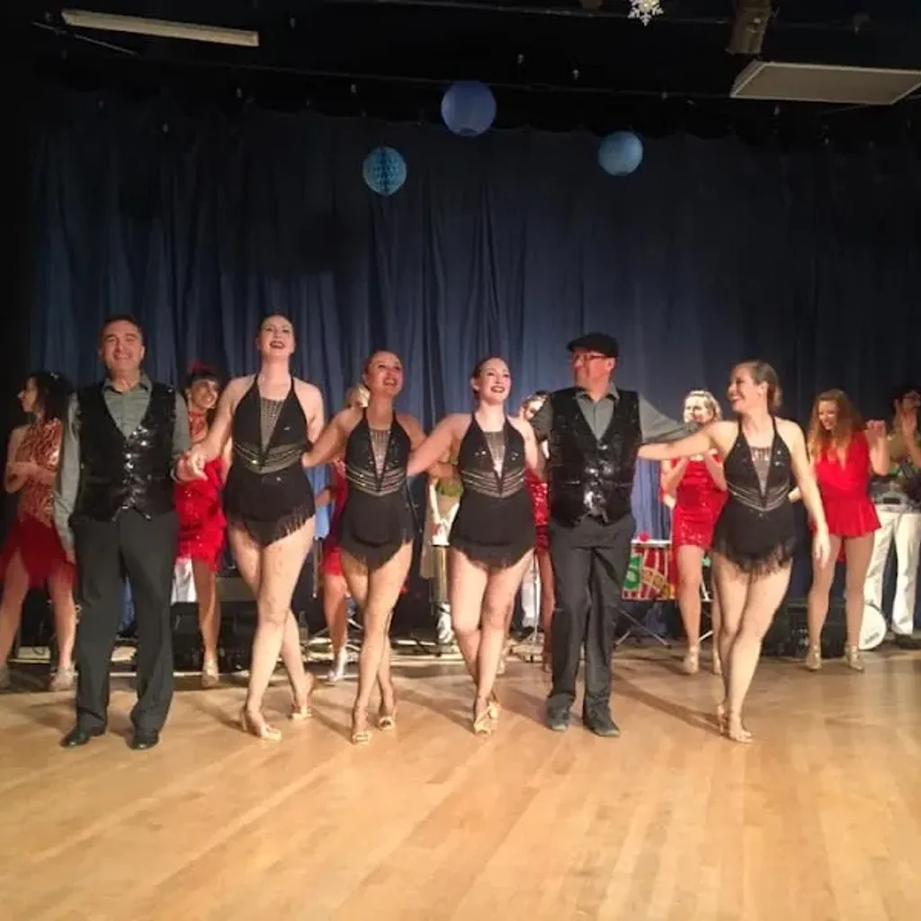 Miss Julie's Salsa at Six and Bachata. Foto 3